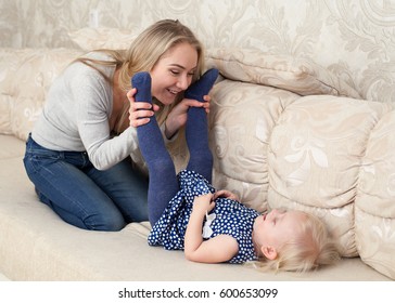 Young Mother Tickling Her Daughter On Stock Photo 600653099 | Shutterstock