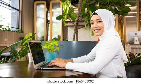 34,061 Muslim Laptop Stock Photos, Images & Photography 