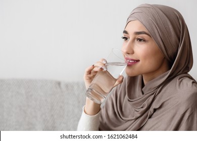 1,158 Hijab woman drink water Images, Stock Photos & Vectors | Shutterstock