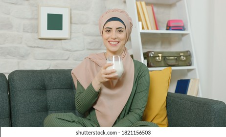 1,535 Muslim woman drinking water Images, Stock Photos & Vectors ...