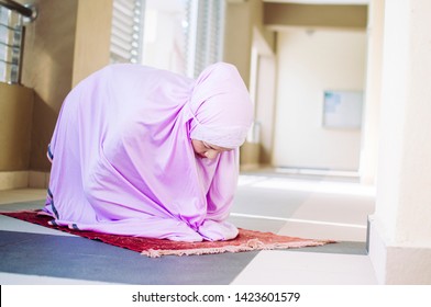 Young Muslim Woman Making Prostration Prayer Stock Photo 1423601579 ...