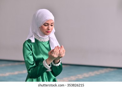 3,192 Woman Namaz Images, Stock Photos & Vectors | Shutterstock