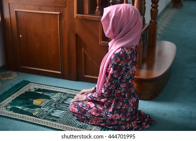 Young Muslim Woman Sitting Direction Qibla Stock Photo 444701995 ...