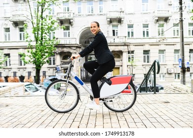 女性 スーツ 自転車 の写真素材 画像 写真 Shutterstock