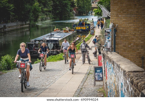 Young people cycling along the\
Regent\'s Canal in Hackney. East London (UK), August\
2017.