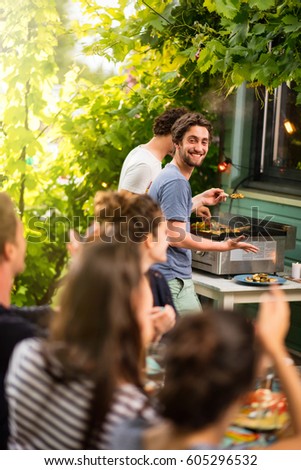 Similar – Gruppe von Freunden, die bei einem Sommergrill kochen.