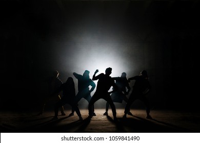 mladí lidé se připravují na koncert na tmavém pozadí.tanec hip hop ve tmě