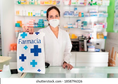 young pretty girl pharmacist with a bag whose word means "pharmacy" holding it up to deliver it