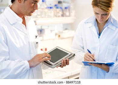 Junge Forscher mit Tablet PC