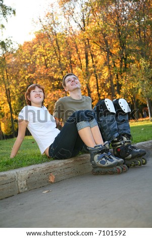 young roller couple sit 2