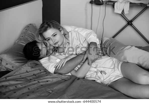 Young Romantic Couple Relaxing Hugging Bed Stockfoto Jetzt