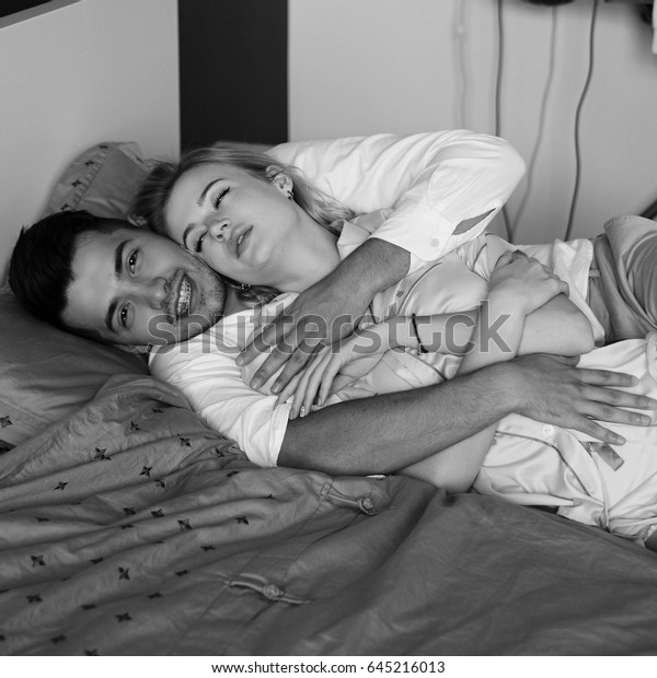 Young Romantic Couple Relaxing Hugging Bed Stockfoto Jetzt