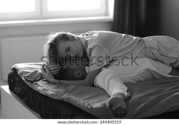 Young Romantic Couple Relaxing Kissing Bed Stockfoto Jetzt