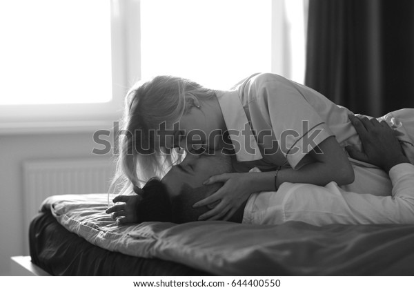 Young Romantic Couple Relaxing Kissing Bed Stockfoto Jetzt