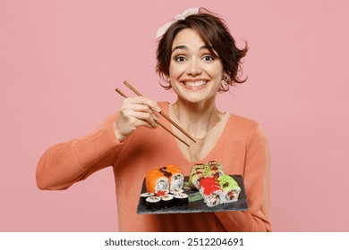 Joven mujer feliz sonriente