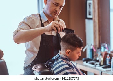 Snimky Stock Fotografie A Vektory Na Tema Boy Haircut Shutterstock