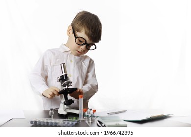Young scientists chemists. Children's vocational guidance. Choice of profession. Doctor, laboratory assistant, chemist.