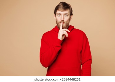 Joven hombre caucásico secreto