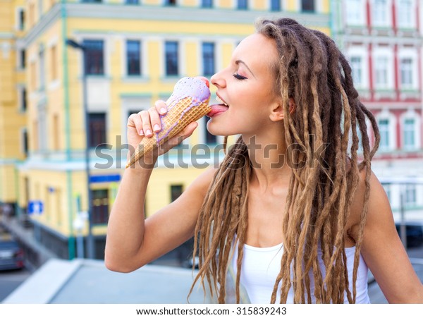 Young Sexy Blonde Girl Dreads Eating Stockfoto Jetzt
