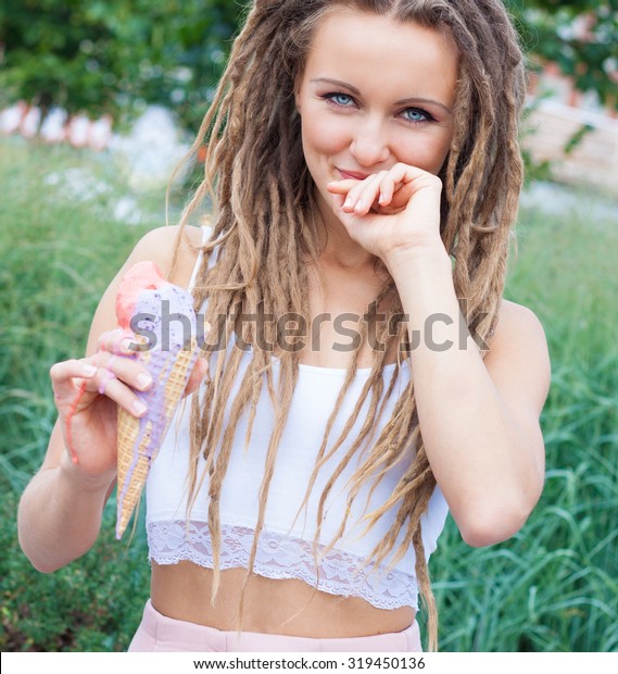 Young Sexy Blonde Girl Dreads Eating Stockfoto Jetzt