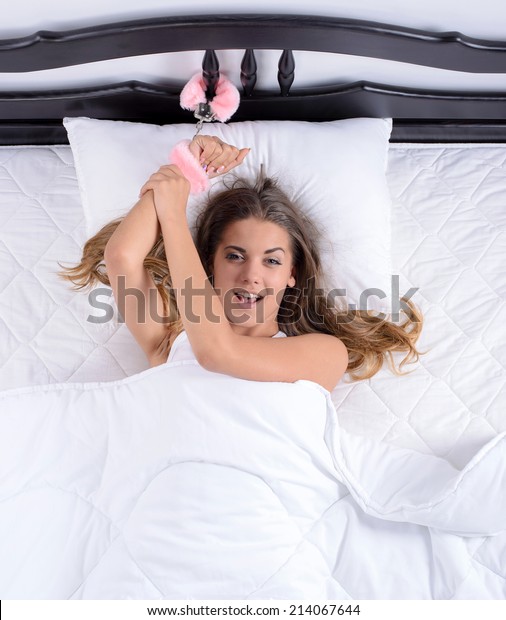 Young Sexy Girl Lying Bed Handcuffs Stockfoto Jetzt