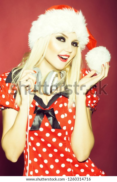 blonde wig red dot