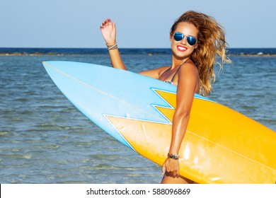 Surfeuse Images Stock Photos Vectors Shutterstock