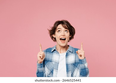 Joven sorprendida mujer que