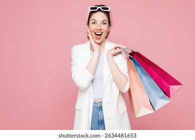 La mujer joven sorprendida