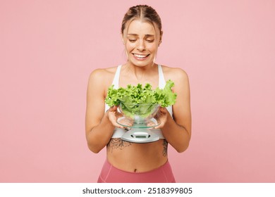 Mujer joven sonriente y