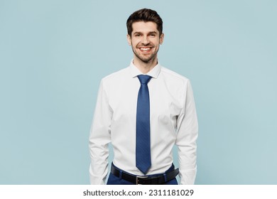 Joven sonriente feliz diversión exitoso empleado empresario abogado corporativo vestido con corbata de camisa formal clásica trabajando en oficina parece cámara aislada en un claro retrato de estudio de fondo azul pastel