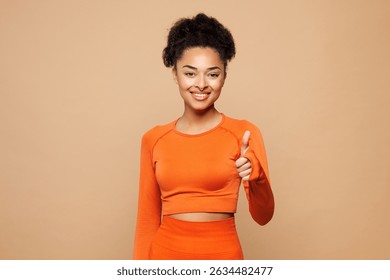 Joven sonriente instructor entrenador