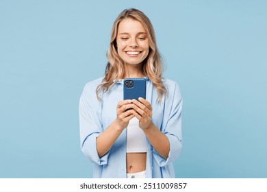 Mujer feliz sonriente joven