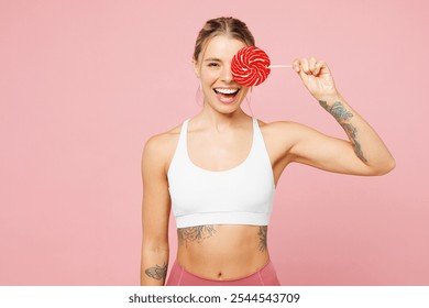 La mujer feliz sonriente