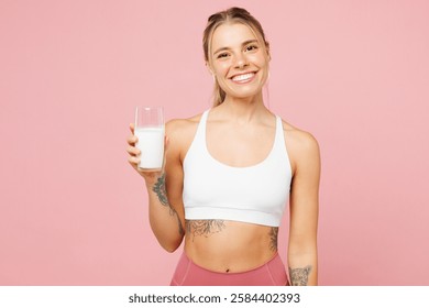 La mujer feliz sonriente