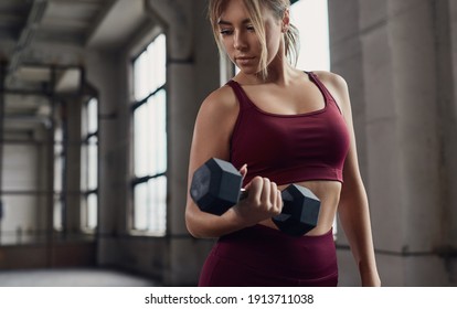 女 筋トレ の写真素材 画像 写真 Shutterstock