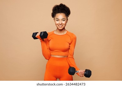 Joven entrenador fitness fuerte