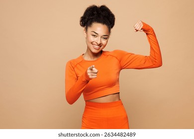 Entrenador fitness fuerte joven