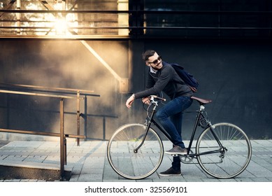 Ein junger, stylischer Geschäftsmann, der mit dem Fahrrad arbeiten will. 