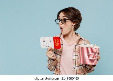 Young Surprised Amazed Shocked Woman In 3d Glasses Watch Movie Film Hold Bucket Of Popcorn Ticket Look Aside Isolated On Pastel Plain Light Blue Background. People Emotions In Cinema Lifestyle Concept