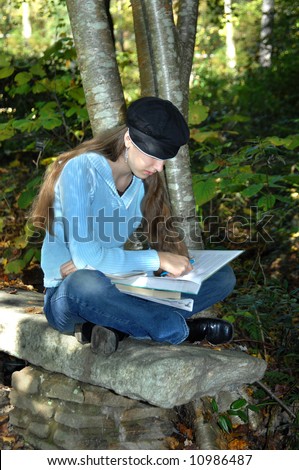 junger-teenager-beugte-sich-vor