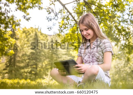 Similar – Teenager lächelnd, der sein Smartphone auf einem Basketballplatz aussieht.