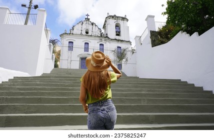 Joven turista visitando la