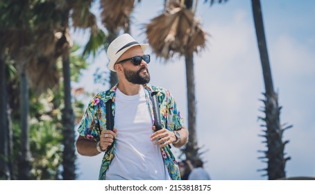 Junge Reisende im Sommerurlaub mit schönen Palmen und Meeresfrüchten auf dem Hintergrund