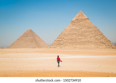 Joven viajero caminando a las Grandes Pirámides de Giza. Valle de los Reyes, El Cairo, Egipto.