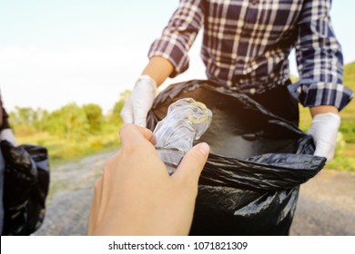 Junge Freiwillige mit Mülltüten Reinigung Bereich im Park, Menschen und Ökologie. Freiwilligenkonzept.