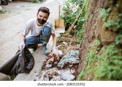 Young Volunteers Keep The Environment Clean By Picking Up Trash