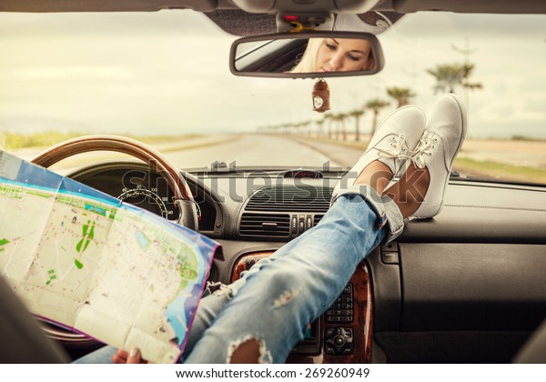 地図を持つ若い女性のみの車の旅行者 の写真素材 今すぐ編集