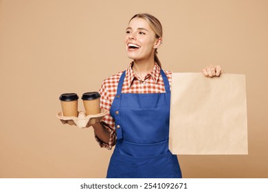 Mujer joven barista barman