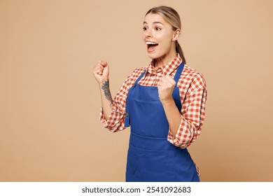 Mujer joven barista barman